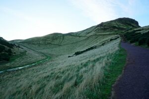 Guide To Hiking Arthur's Seat In Edinburgh - Mint Notion