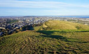 Guide to Hiking Arthur's Seat in Edinburgh - Mint Notion